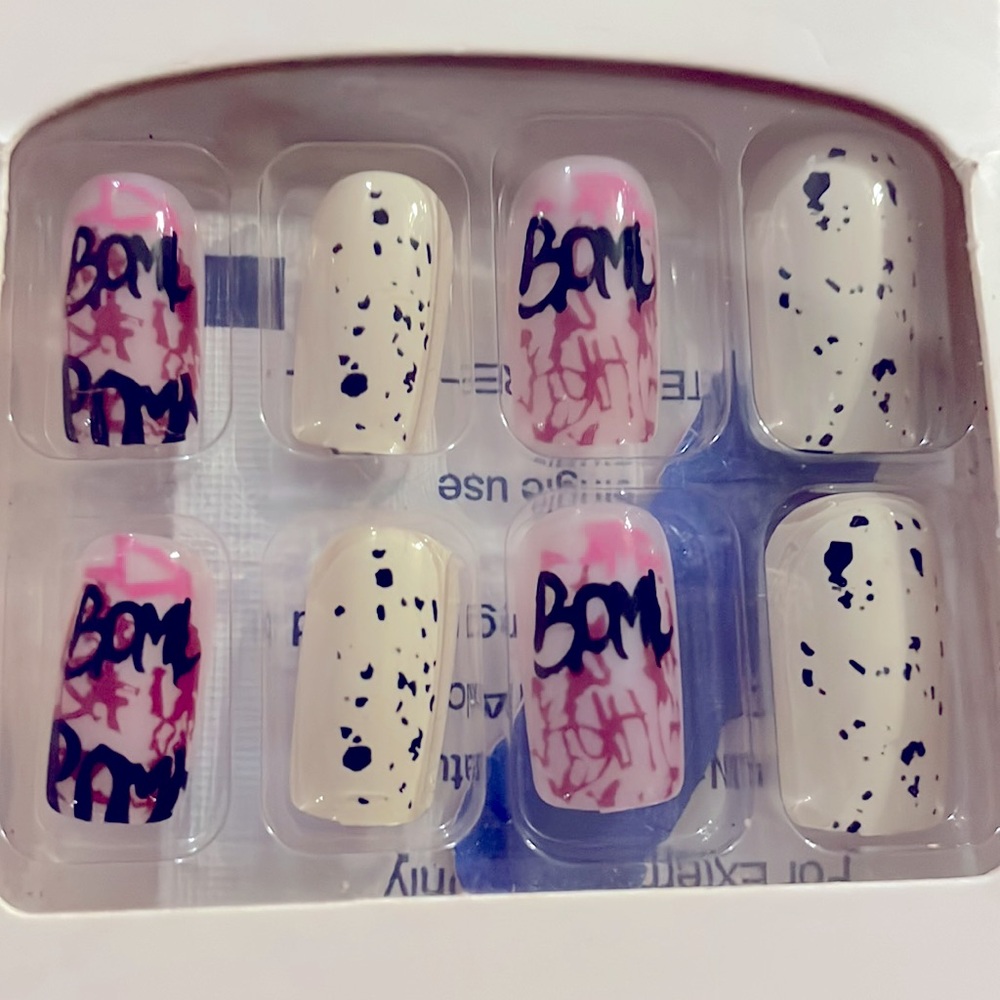 🎊4xHP🎊NWT Halloween 24 piece Press On Nail Kit - Picture 2 of 7